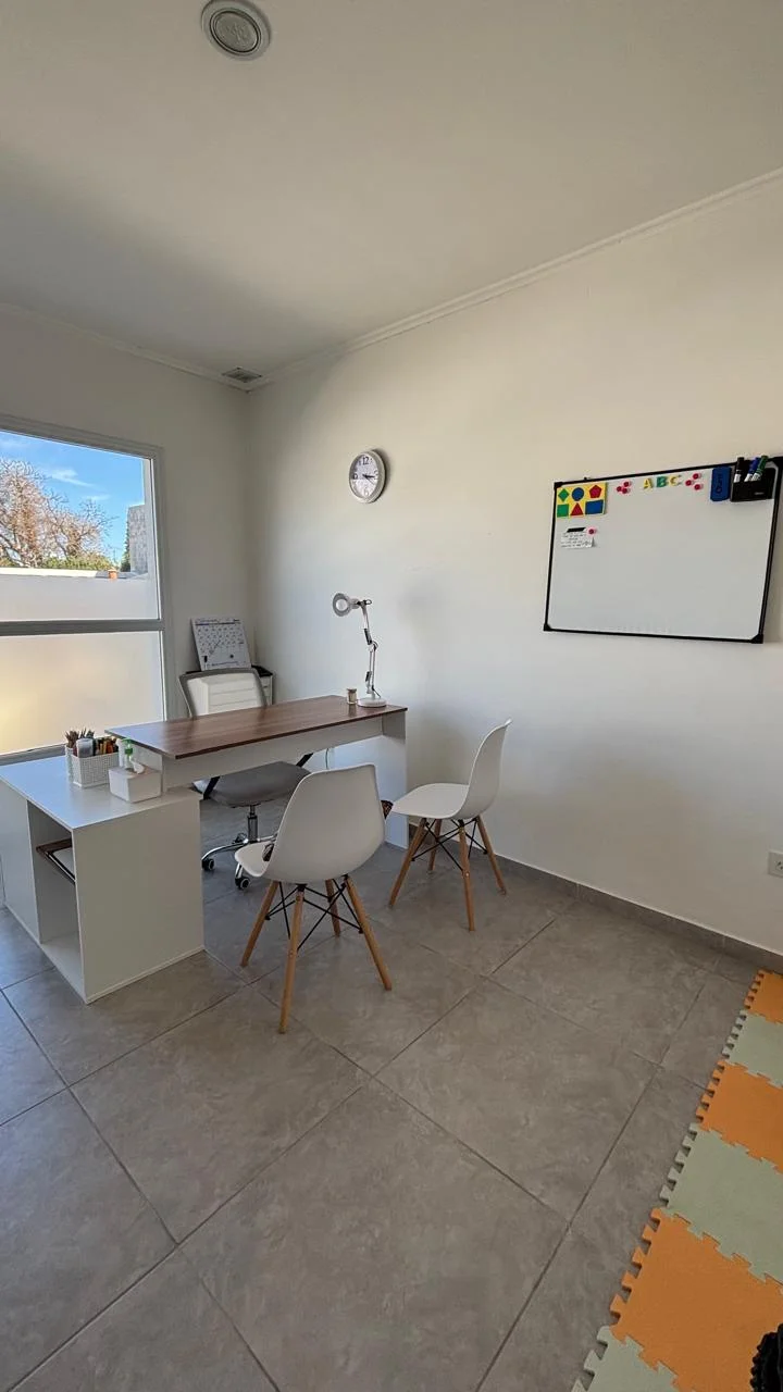 Espacio de psicopedagogía infantil preparado para sesiones de aprendizaje