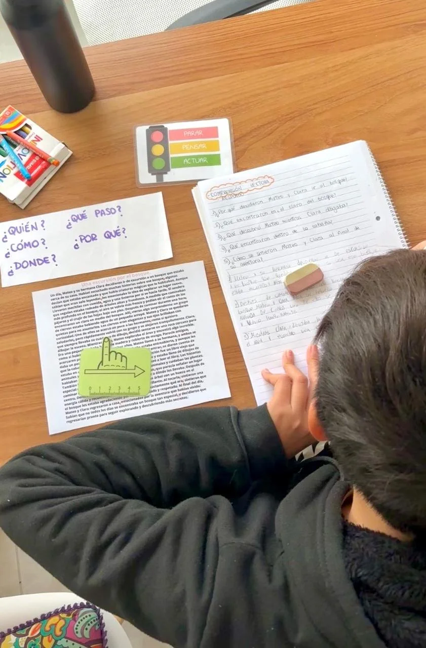 Sesión de evaluación psicopedagógica infantil con juegos didácticos